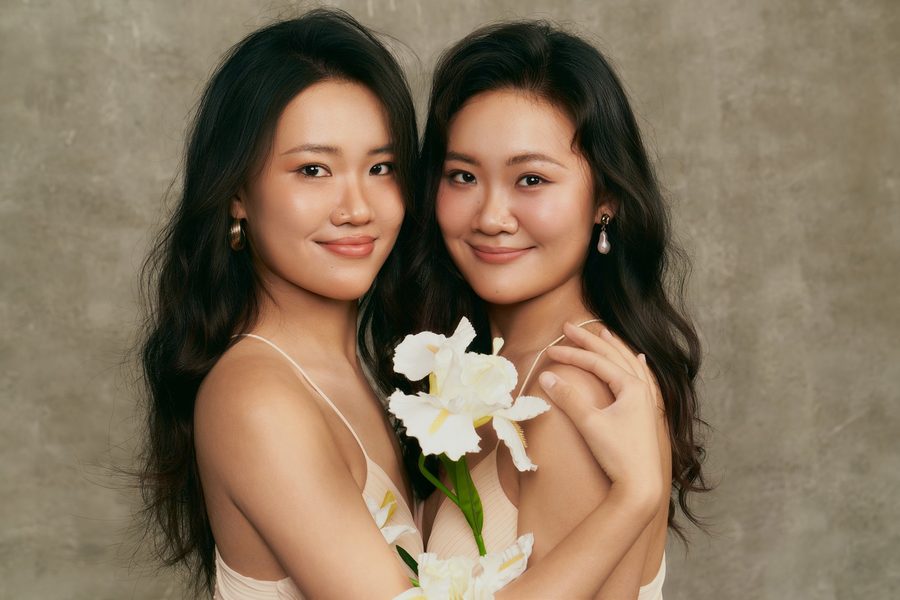 Press photo: the duo with white flowers