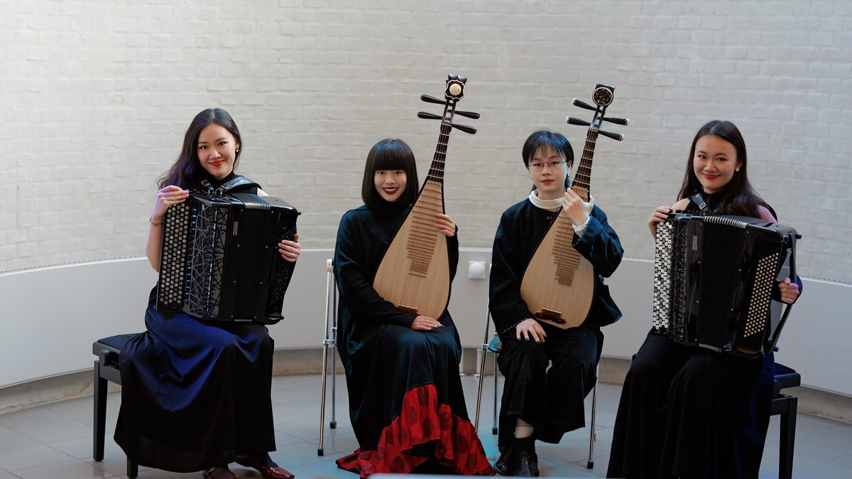 The four musicians of HERRRR seated with accordions and pipas
